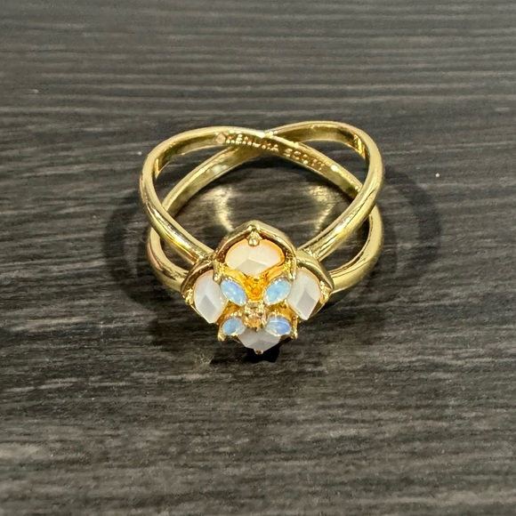 Kendra Scott Gold and White Floral Ring - Picture 4 of 4